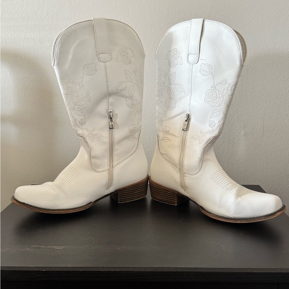 Chic White Floral Heeled Boots - Picture 6 of 11